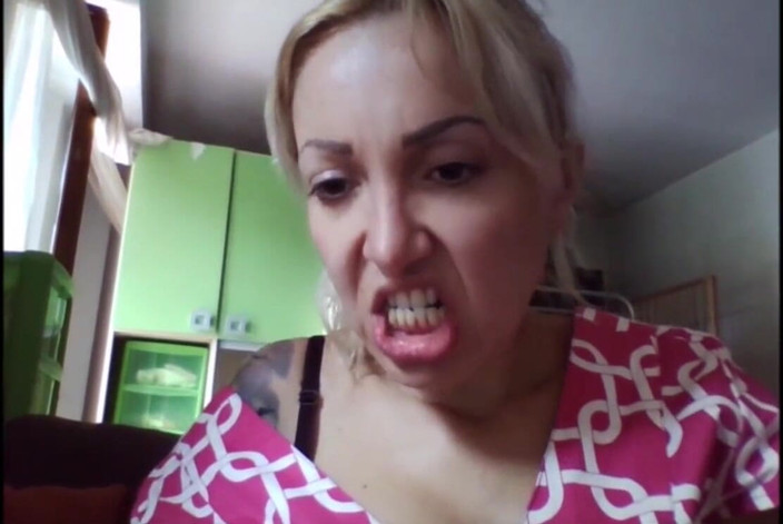 savannahamatoriale: 아름다운 얼굴, 하지만 썩은 치아!