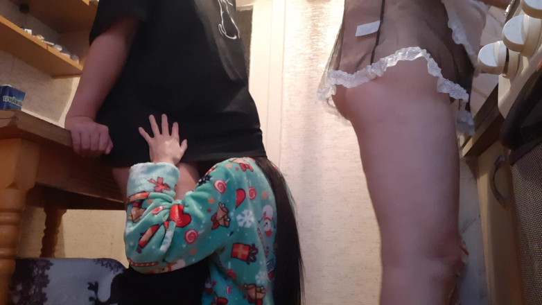 Lesbian-illusion: Semasa penjaga rumah teman wanita saya membasuh pinggiran, saya mengongkek...