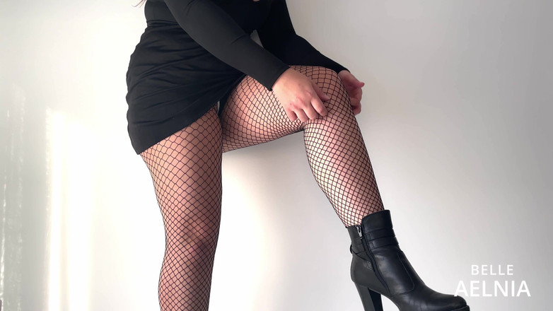 Belle-Aelnia: Быть шлюховатой в нижнем белье и чулках-сеточках соблазняю и раздвигаю мою задницу и киску