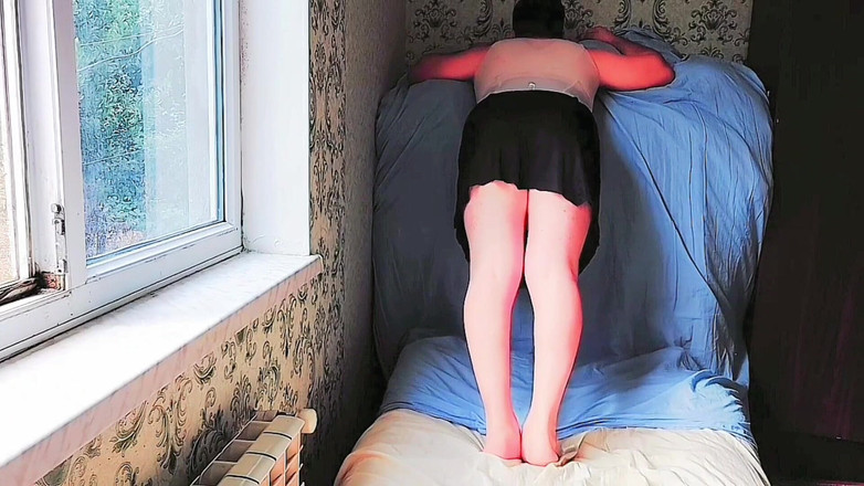 Kitty_Cross: Cewek semok ini lagi asik ngopi sambil pake jubah merah...