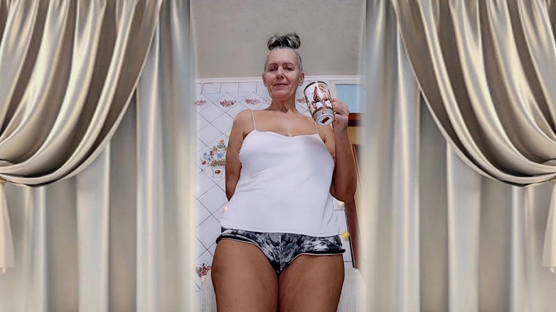 Lukerya: Sexy žena v domácnosti Lukerya. Zábavné flirtování v kuchyni Online.