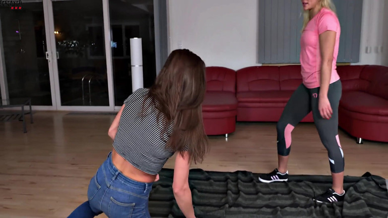 Defeated Sex Fight: Cherry &amp; Alyssa dalam pelajaran perjuangan agresif yang melampau