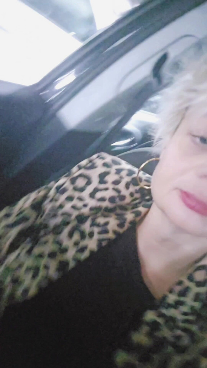 Sofy13: Trong xe hơi chờ đợi một hàng đợi dài