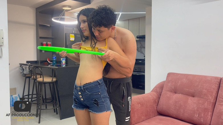 JazminPalvin: Min blyga styvsyster vill bli gymnast och jag hjälper henne...