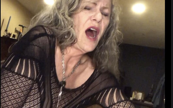 MaXXXimumMilf: Sexy GILF stříká tvrdě na koni cowgirl! Maxxximummilf