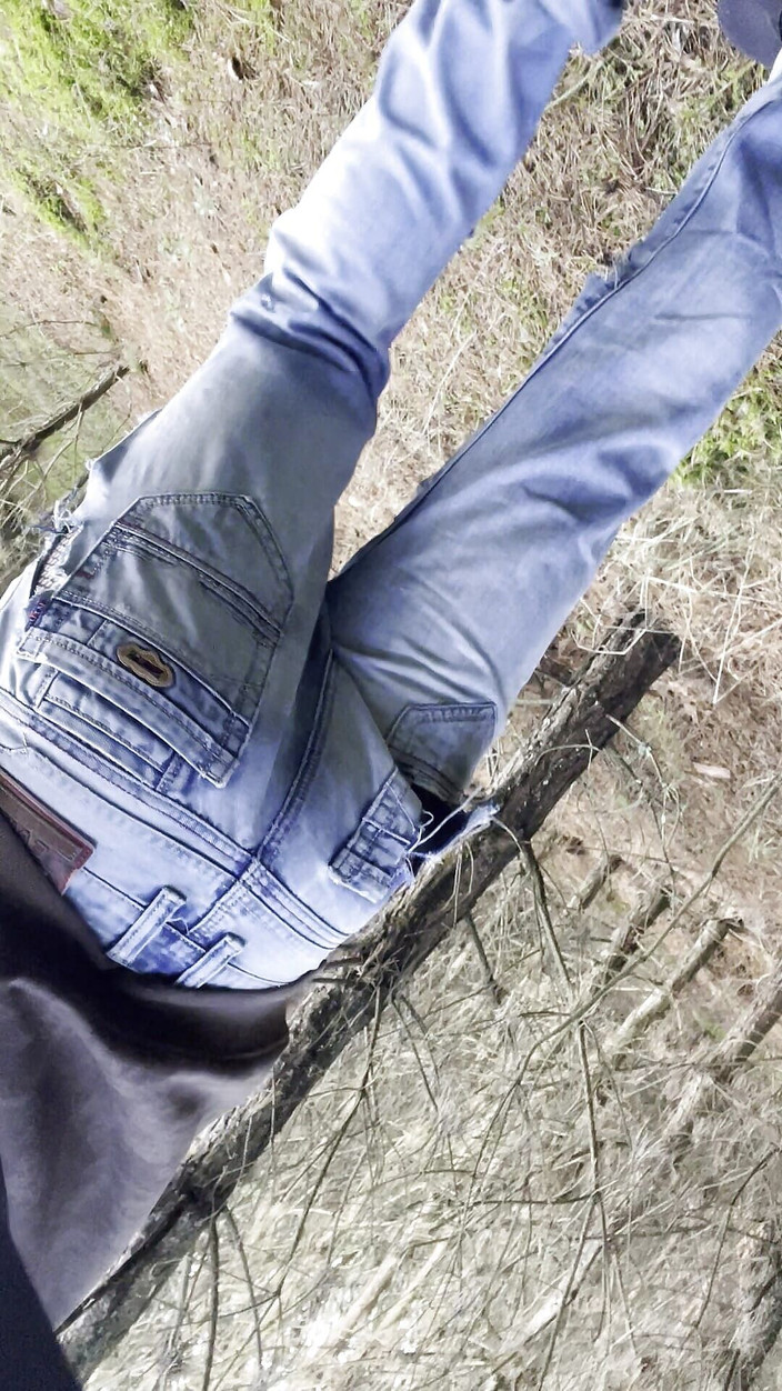 Apomit: Молодичка повія гуляє і блимає для незнайомців