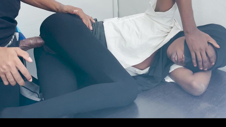 Petite Erotic Africa: この小さな黒檀がこの大きなチンポを取るような