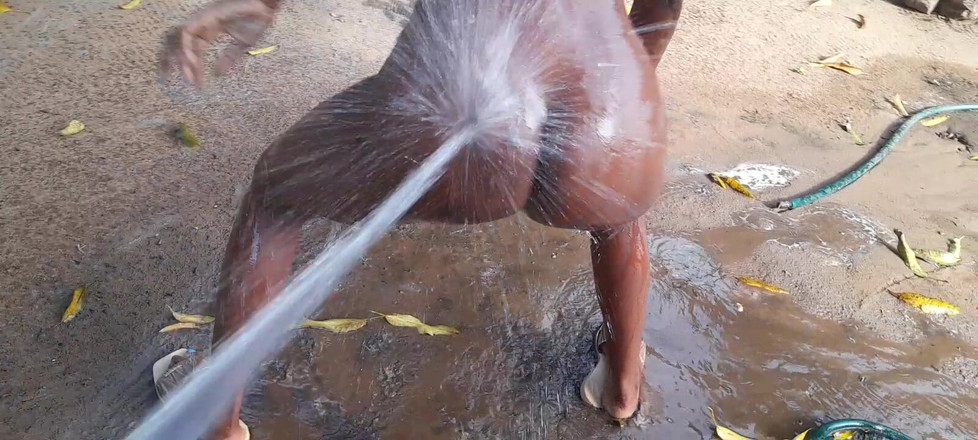 BMCs: Ả điếm phù thủy này đang khiêu vũ điên cuồng trong nước và...