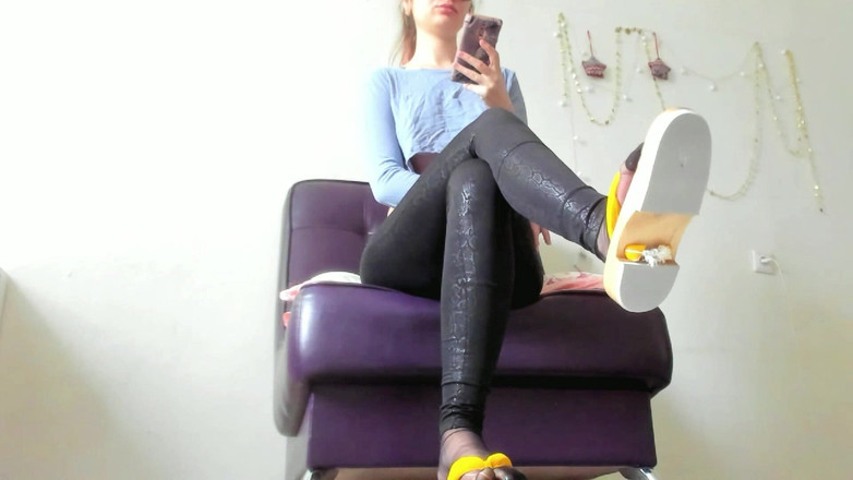 Rarible Diamond: Lopen in houten teenslippers