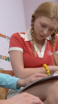 Blonďatá teenagerka s kulatým zadkem je análně ošukána
