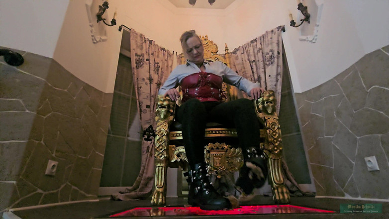 Strict Senz: Monika Schmidt Burger Drcení Obryně a Spitting Boot Uctívání