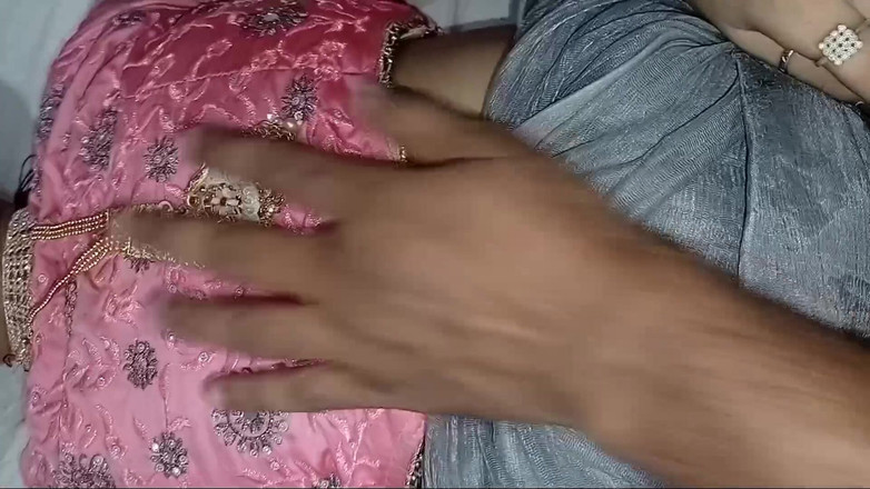 MrsShivani: अच्छी तरह से कपड़े पहनी भारतीय लड़की को उसके भाई के दोस्त ने चोदा