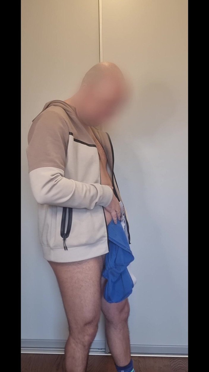 ShyCummerBoy: ストリップティーズとワイルドな射精を伴って