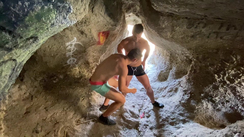 Dante Colle Gay: Брудні чоловіки знаходять печеру, в щоб трахатися