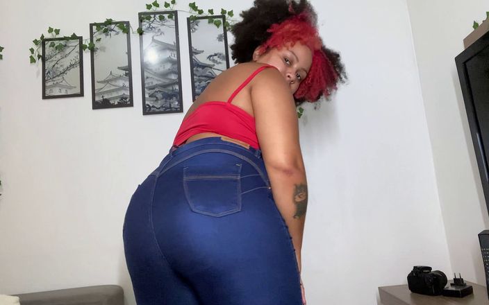 Cutiepiie Chubby: İri güzel kadın zenci mavi kot pantolonlu osuruyor