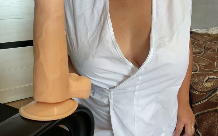Lux Eva: Suster seksi dengan toket besar belajar cara nyepong kontol