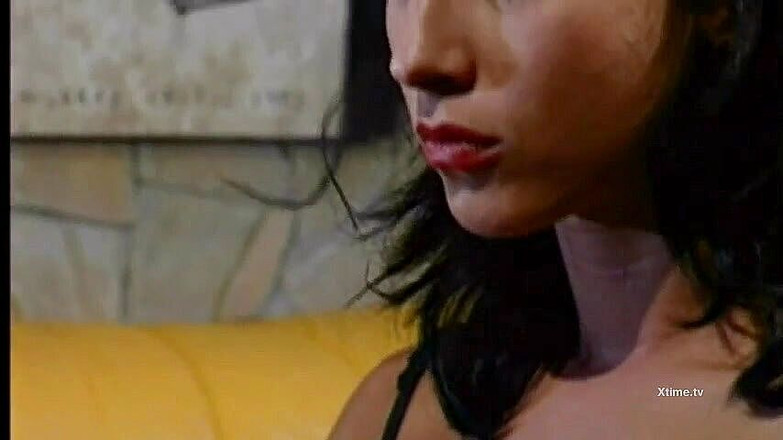 Monster Cocks: Bruneta v červeném sexy prádle dává hluboké kouření a dostává sprchu...