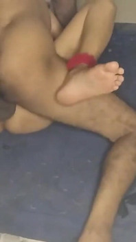 Buatan sendiri kongkek keras menghisap foreplay pepek kecilnya