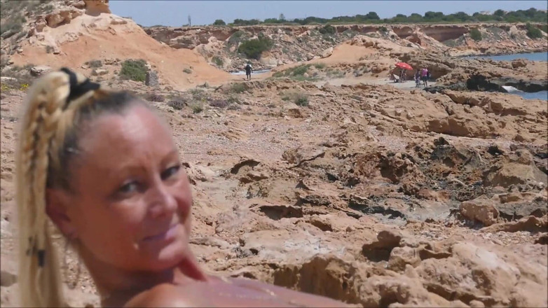 Natalie K: Esibizionismo in spiaggia e passeggiata a casa a scopare culo...