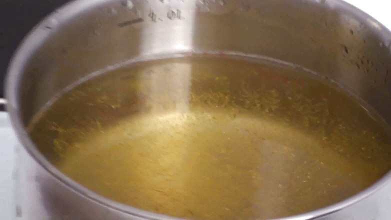 Foot Girls: Cozinhando mijo caldo servido