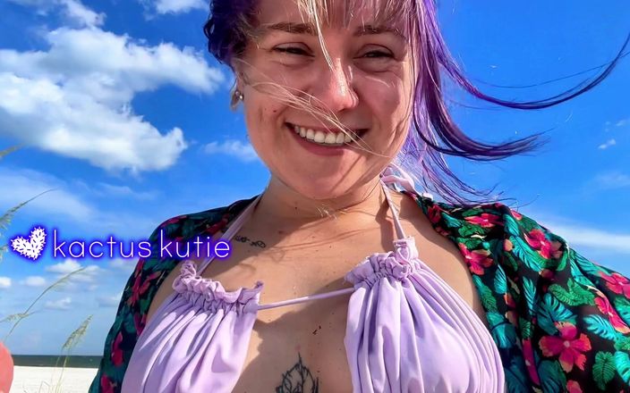 Kactus kutie: Orina furtiva en la playa