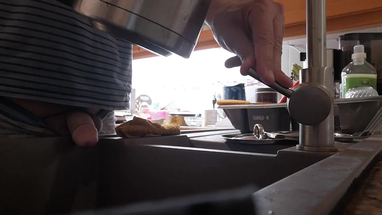 Rafael Torreano: Poranny sikanie do zlewu kuchennego