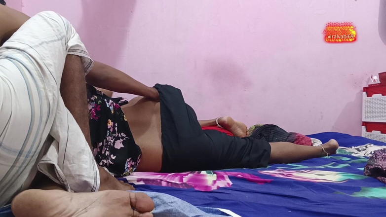 deshivairalvabi: Ik kalmeerde mijn schoonzus. Mijn schoonzus was aan het vuistneuken...