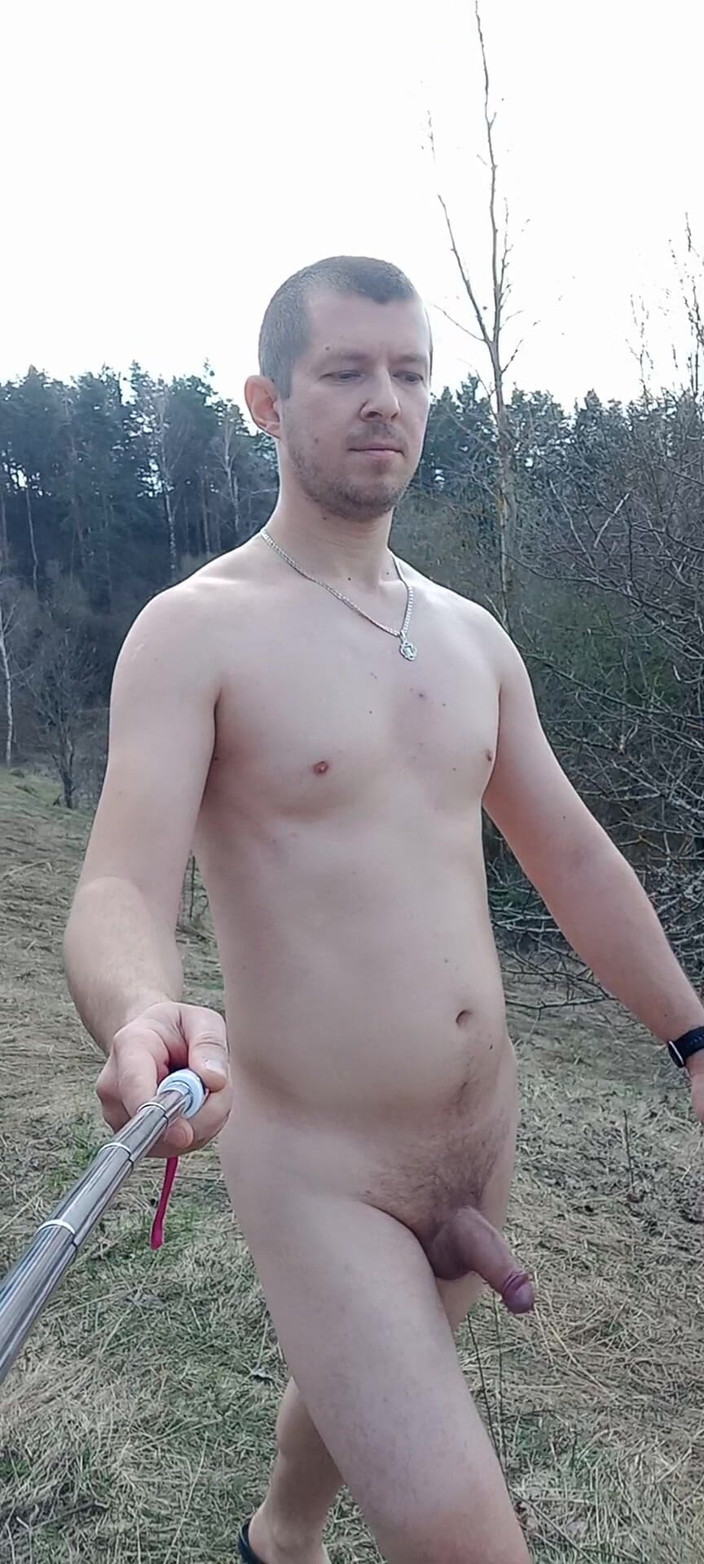 Aleks Ray: Chico desnudo camina en la naturaleza y se masturba