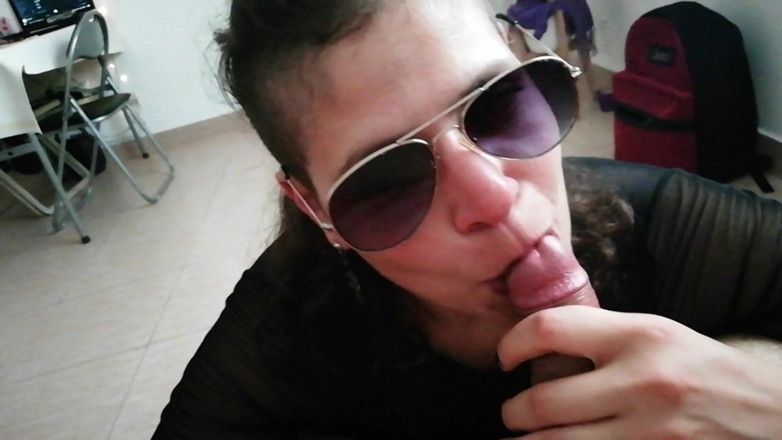 My sexy MILFS: Óculos pretos, sugando e engolindo leite - 03