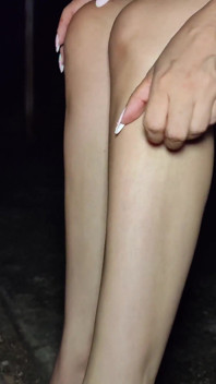 Femme en talons se gratte les pieds avec ses ongles