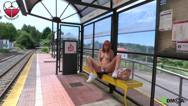 Candystart Videos: Masturbação arriscada e esguicho na estação de trem
