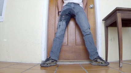 Lapetus: Îmi piș disperat blugii pe verandă