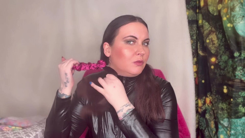 MissFFW: ミス・FFWが様々なヘアスタイルやバンドを試す