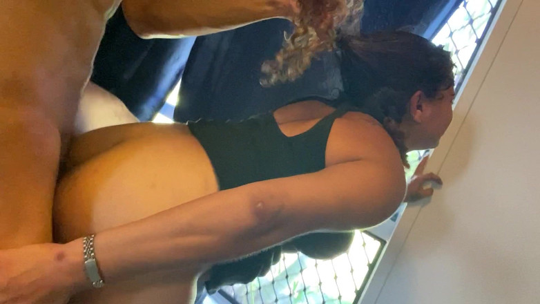 Nastboi: Поспеши трахнуть мою задницу, пока я наблюдаю за подъездной дорожкой