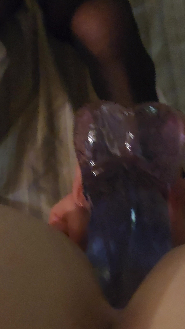 Goode Girl: 딜도를 타고 남편의 자지와 공을 빨아주는 구드 소녀