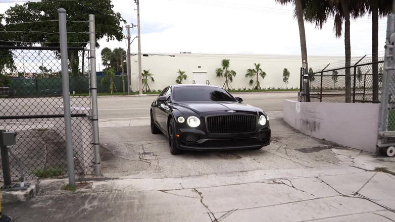 Teddy Tarantino: La sexy Sisi Rose se fait baiser à l’arrière d’une Bentley...