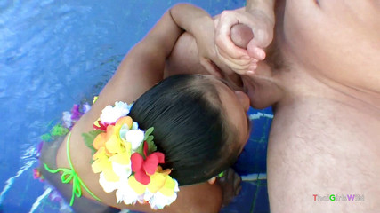 Thai Girls Wild: プールでかわいいタイの女の子のセックス