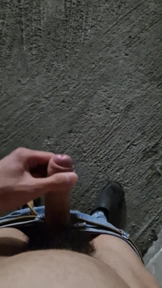 Soloboycuto: Jovem garoto se masturba ao ar livre