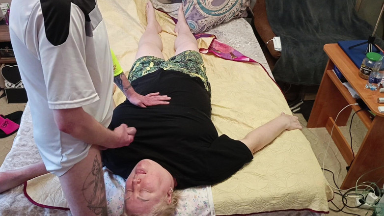 Zona901: Szarpię mojego fiuta i pieprzę macochę w ustach, aby ją...