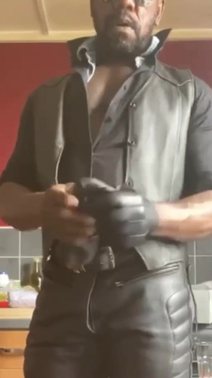 Black smoking muscle stepdad: Scènes de beau-père en cuir