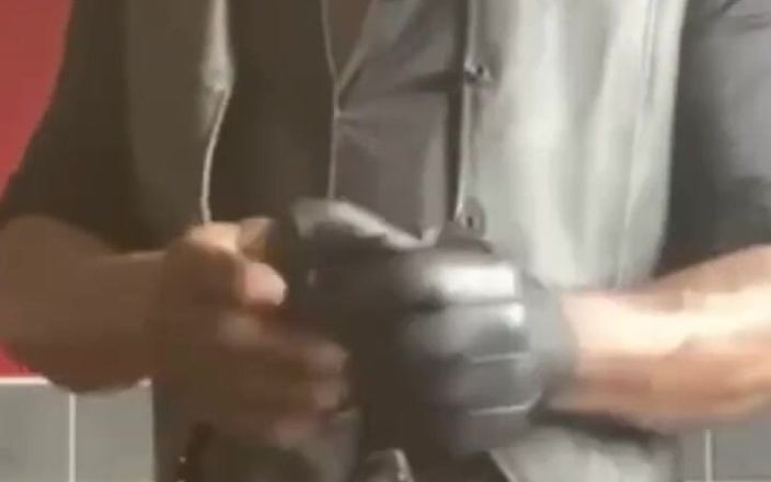 Black smoking muscle stepdad: Adegan ayah tiri merokok kulit
