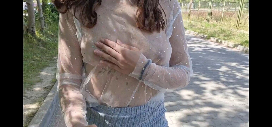 JonDickFlash: 투명한 티셔츠를 입고 도시 를 돌아다니며 야외에서 가슴을 깜박입니다.