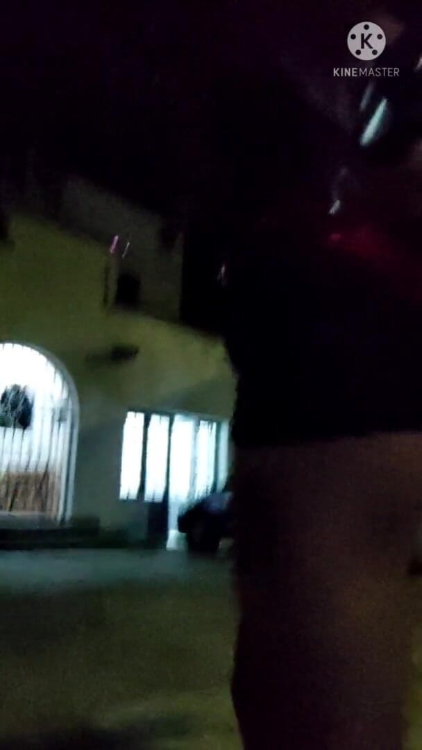 Traviezisha: 밤에 거리에서 걷는 순결의 Sissy 크로스드레서