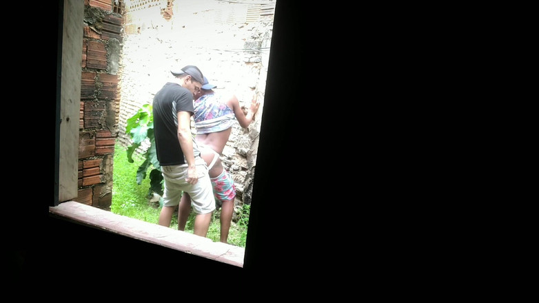 MiguellTrajano: 送货员跟踪客户到一个废弃的地段，在户外非常热辣地提供他的屁股，没有避孕套 - 第2部分