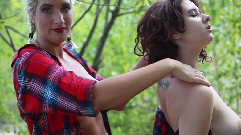 XCZECH: Sharon Cherry - 两个女孩的户外按摩