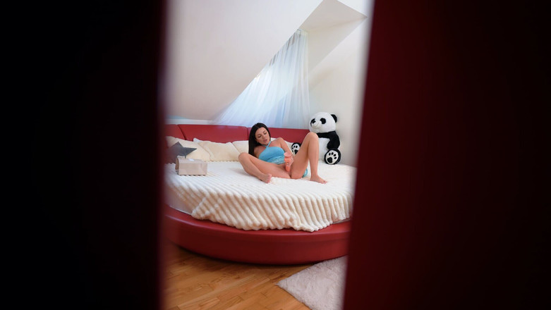 Luna Roulette: La sorellastra ha beccato il fratellastro a sbirciare addosso. Dopo...