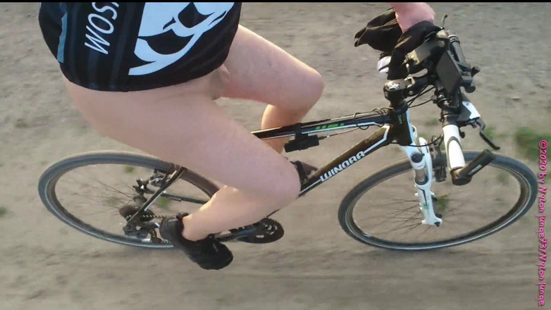 Carmen_Nylonjunge: Seksowna w pięknych rajstopach na wycieczce rowerowej 2020