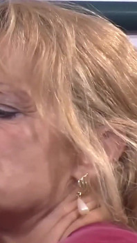 Mamă sexy matură blondă și brunetă devorează un armăsar în sex în trei sexy