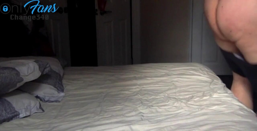 Change340: Arkadaşları odanın dışında televizyon izlerken gece arkadaşlarının evinde kalarak beni...
