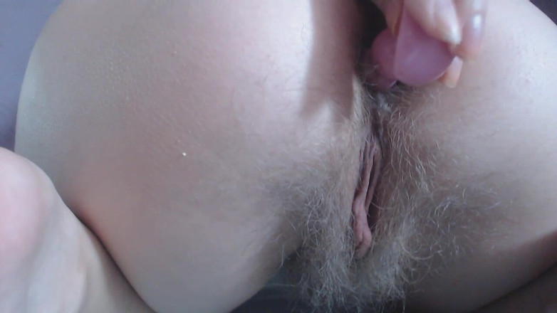 Risky Hairy Couple: Ich spiele mit analplug unter meinem höschen